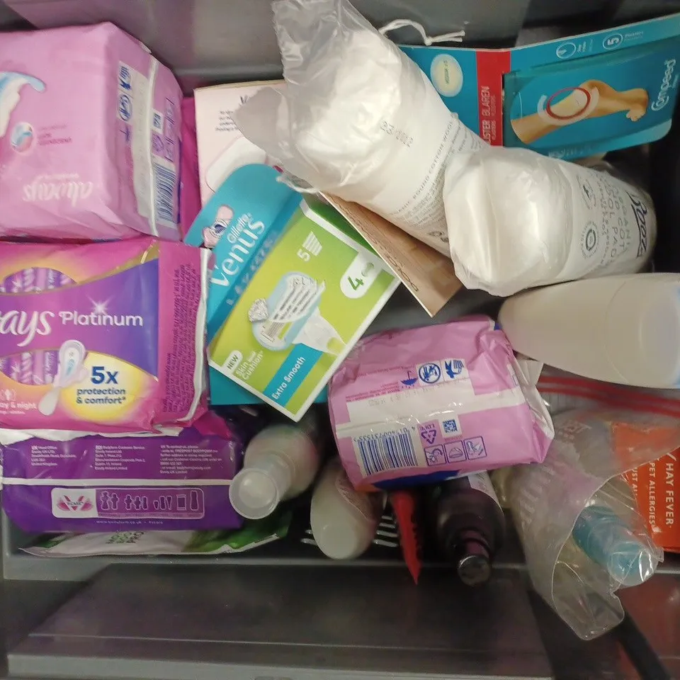 BOX OF APPROX 20 ASSORTED BEAUTY PRODUCTS TO INCLUDE DOLCE AND GABBANA VELVET SKIN FOUNDATION, BODY FORM GOODNIGHT XL, IL MAKIAGE INKLINER, ETC. 