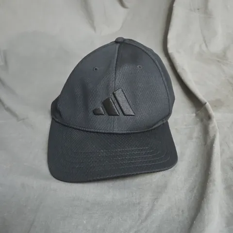 ADIDAS BLACK BASEBALL CAP – EMBROIDERED LOGO