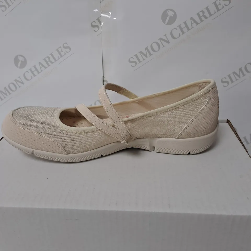BOXED PAIR OF SKETCHERS WOMEN'S LUXURY AIR COOLED SHOES IN CREAM // SIZE: 6.5 UK