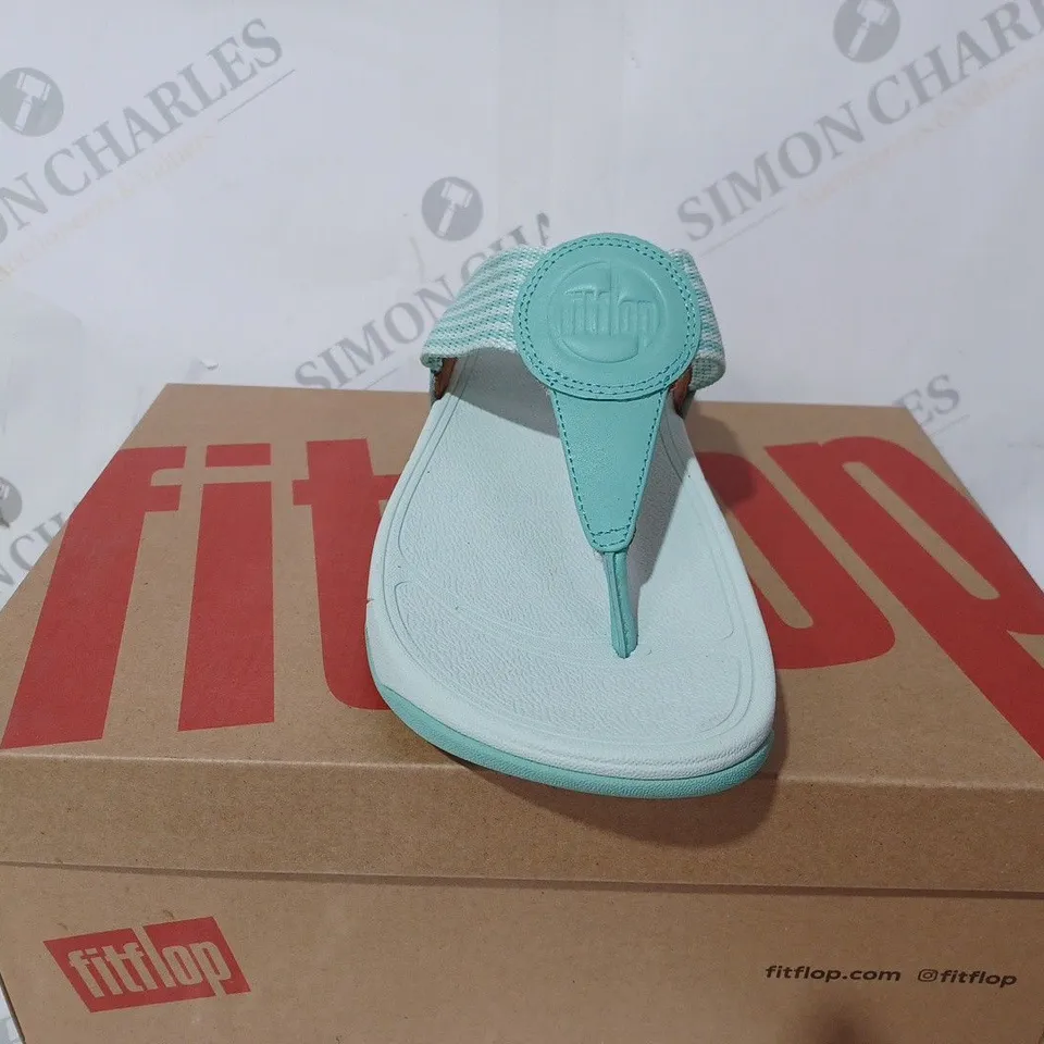 BOXED PAIR OF FITFLOP WALKSTAR FINESTRIP TOE-POST SANDALS IN SEA FOAM GREEN - UK 5