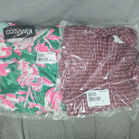 BOX OF APPROXIMATELY 20 ASSORTED CLOTHING AND FASHION ITEMS IN VARIOUS STYLES, SIZES, AND COLOURS - COLLECTION ONLY