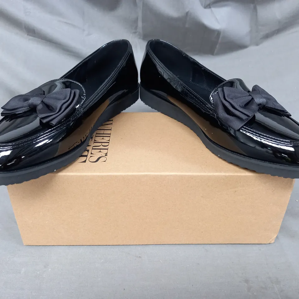 BOXED PAIR OF WHERE'S THAT FROM WOMEN'S SLIP-ON SHOES IN GLOSSY BLACK W. BOW DETAIL UK SIZE 8