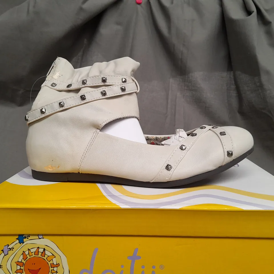 BOX OF APPROX 16 DEITY JUNIOR OFF WHITE OPEN TOP SHOES IN VARIOUS SIZES