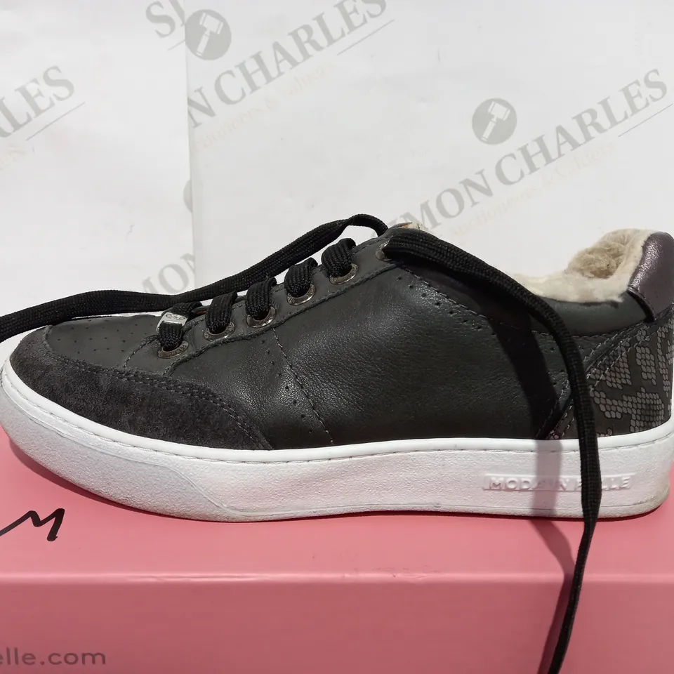 BOXED PAIR OF MODA PEWTER TRAINER - SIZE 5