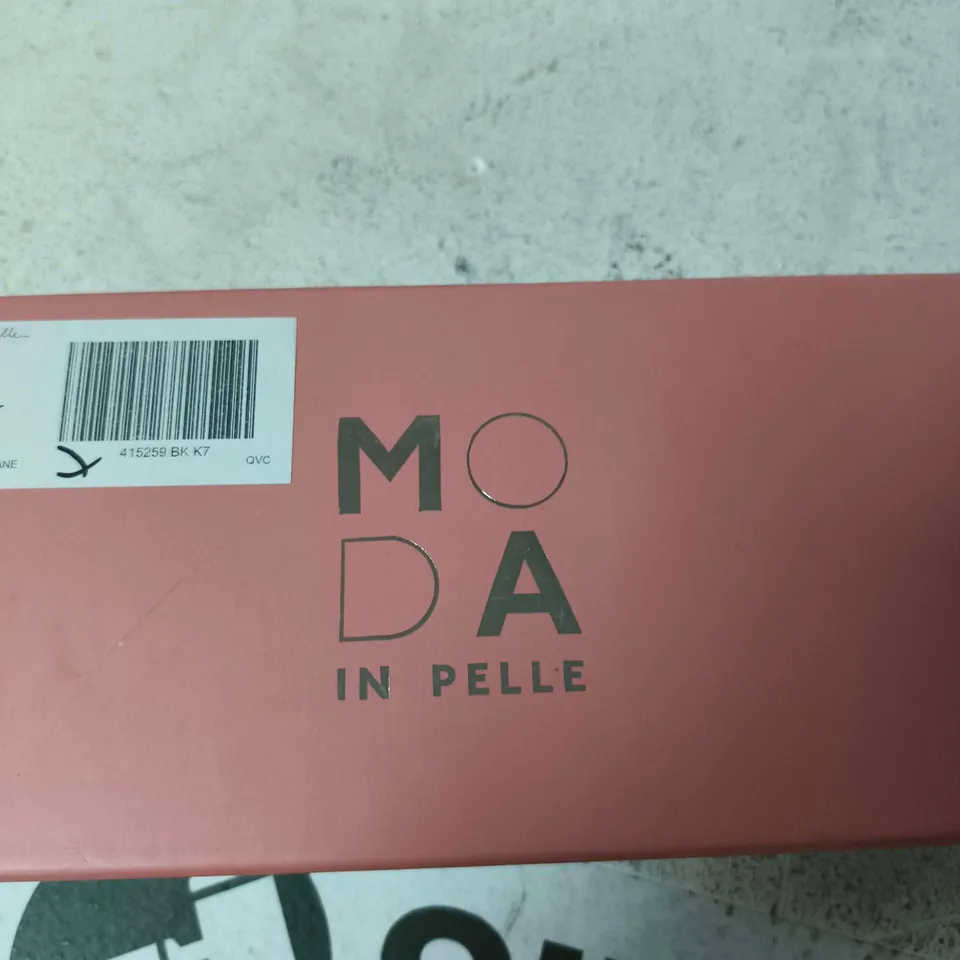 MODA IN PELLE FLOWER BLACK PATENT LEATHER MARY JANE SHOES, UK 7 (EU 40)