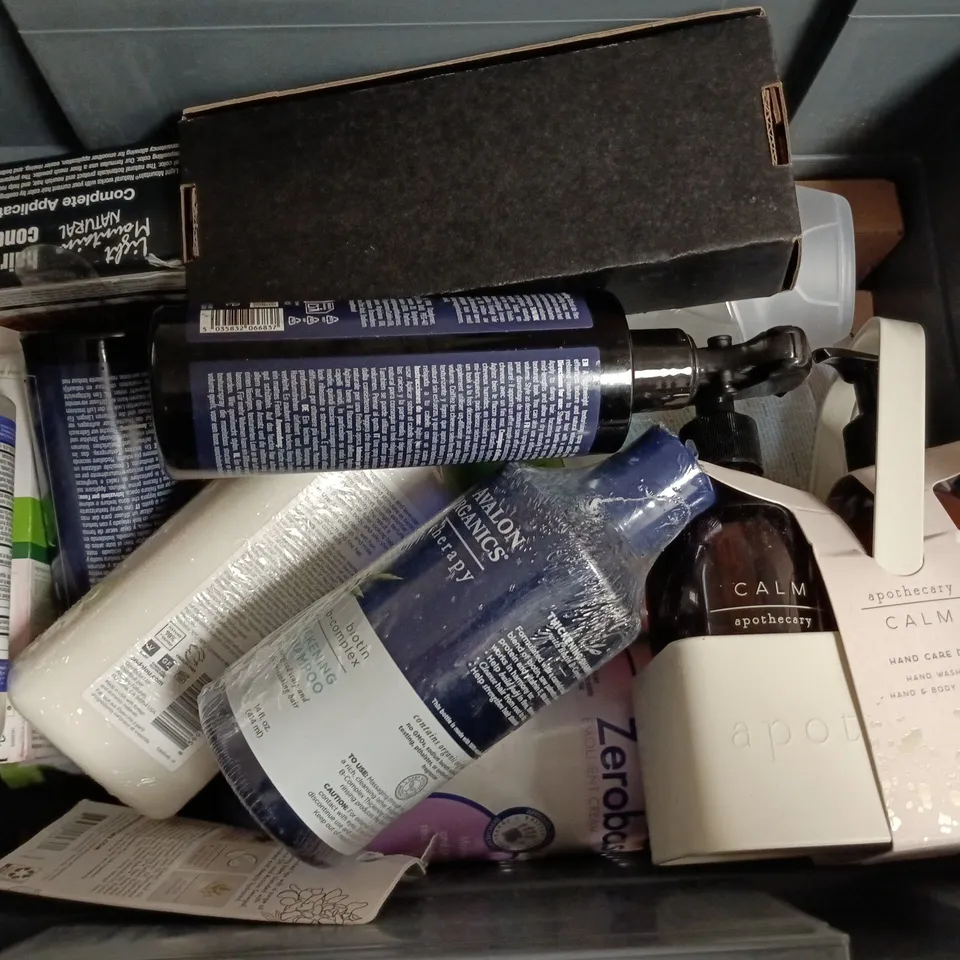 APPROXIMATELY 15 ASSORTED HEALTH & BEAUTY PRODUCTS TO INCLUDE ANDALOU NATURALS CONDITIONER, ALOE VERA SHOWER GEL, APOTHECARY CALM HAND CARE, ETC - COLLECTION ONLY
