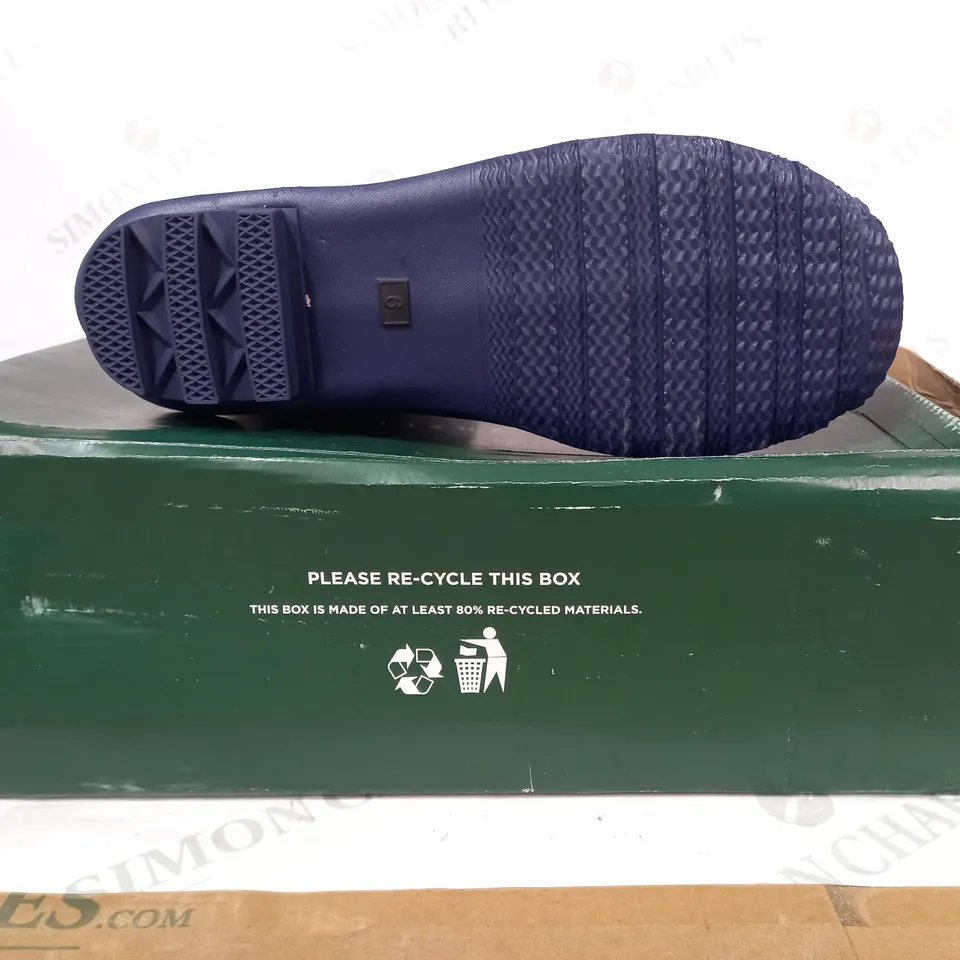 BOXED PAIR OF BARBOUR SHIELD WELLINGTON BOOTS IN NAVY W. BUG DESIGN UK SIZE 6