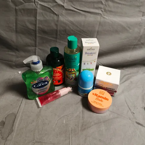 APPROXIMATEY 20 ASSORTED HEALTH AND BEAUTY PRODUCTS TO INCLUDE - SALCURA JUNIOR DAILY NOURISHING SPRAY - CHILD'S FARM ROLL-ON SUN LOTION - CAREX HAND WASH - ETC