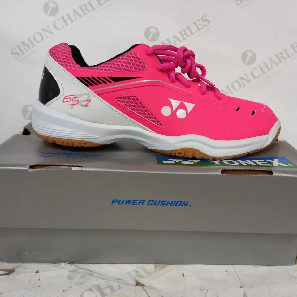 BOXED PAIR OF YONEX TRAINERS IN HOT PINK UK SIZE 7.5