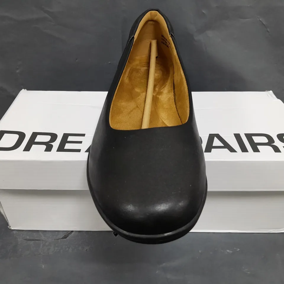 BOXED PAIR OF DREAM PAIRS SLIP-ON SHOES IN BLACK SIZE UK 8