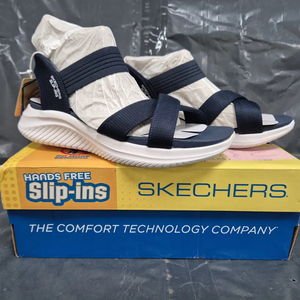 BOXED PAIR OF SKECHERS ULTRA FLEX OPEN TOE SANDALS IN NAVY SIZE 5.5