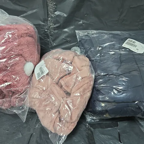 BOX OF APROX 8 ASSORTED CLOTHING AND HOUSEHOLD ITEMS IN VARIOUS STYLES. SIZES, AND COLOURS - COLLECTION ONLY