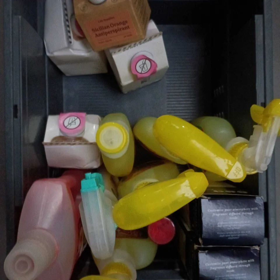 APPROXIMATELY 15 ASSORTED HOUSEHOLD ITEMS TO INCLUDE HOUSEPLANT FOOD, COMFORT SOFTENER AND SMOL WASHING UP LIQUID