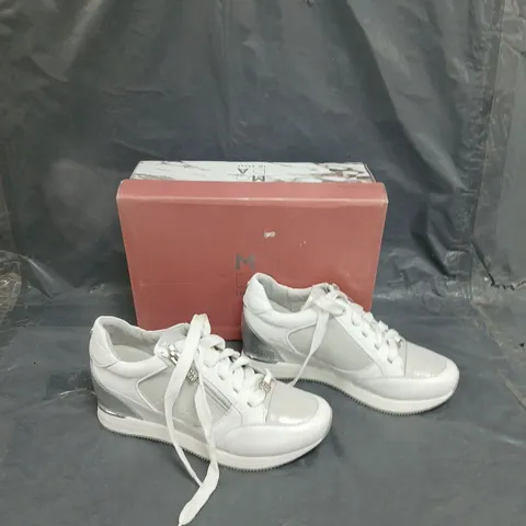 BOXED PAIR OF MODAIN PELLE BELUCCI WHITE - SILVER HIDDEN LACE UP TRAINER - 39 