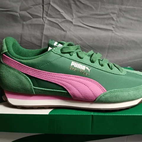 BOXED PAIR OF PUMA EASY RIDER VINTAGE SNEAKERS – GUK SIZE 8
