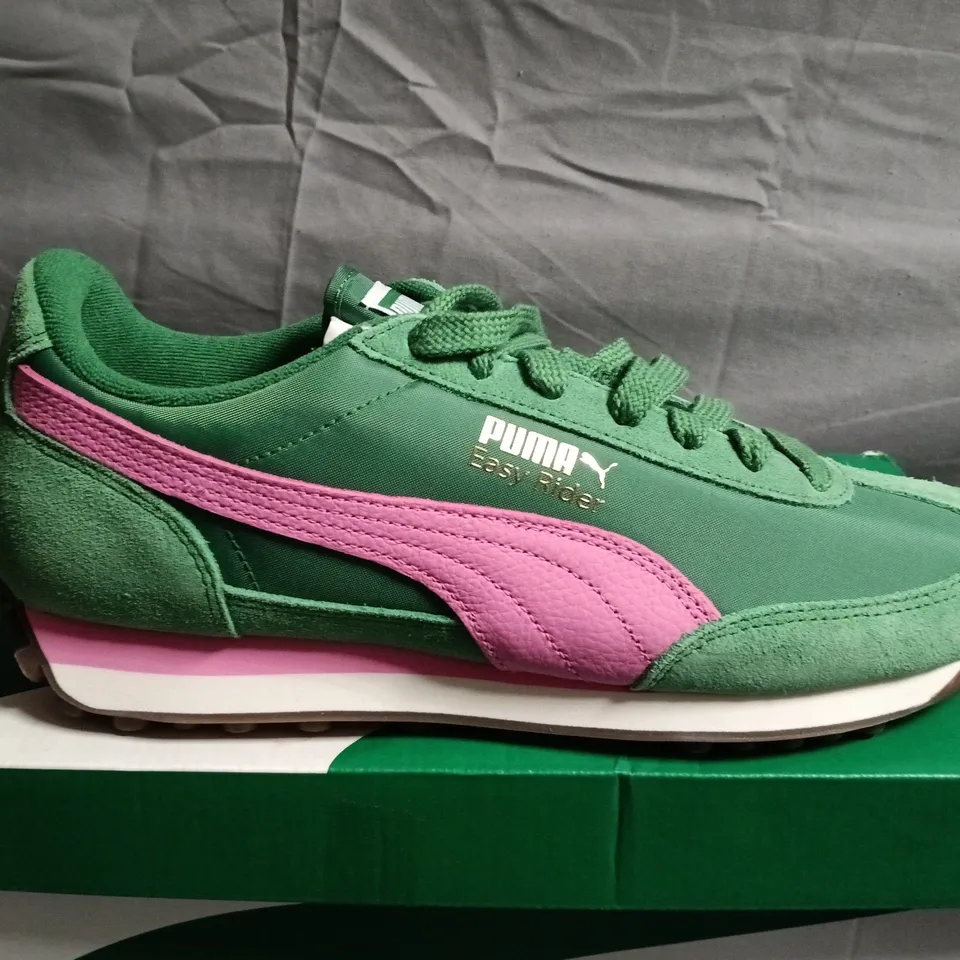 BOXED PAIR OF PUMA EASY RIDER VINTAGE SNEAKERS – GUK SIZE 8