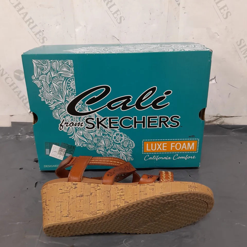 SKETCHERS CALI WOMENS SIZE 9 WEDGE HEEL SANDALS 