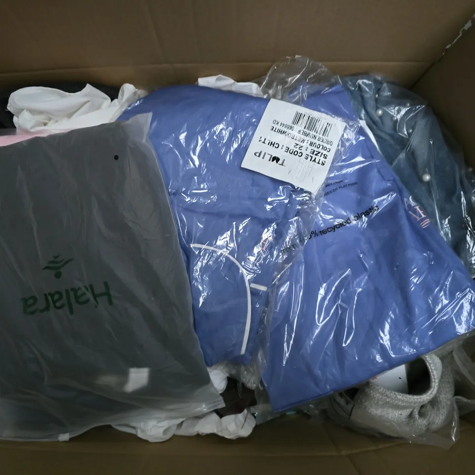 APPROXIMATELY 35 ASSORTED CLOTHING ITEMS IN VARIOUS SIZES, STYLES & COLOURS TO INCLUDE TROUSERS, TOPS, CAP ETC - COLLECTION ONLY