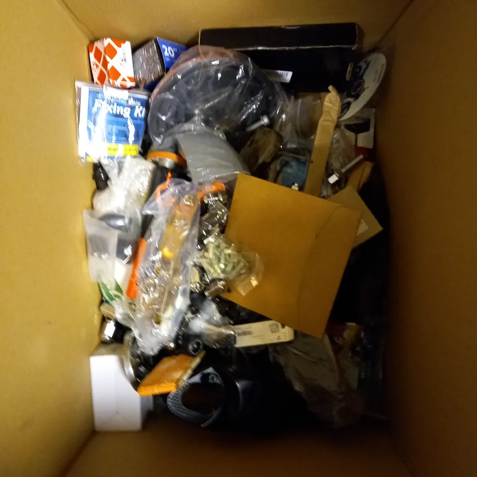 BOX OF APPROXIMATELY 30 ASSORTED VEHICULAR PARTS & ACCESSORIES TO INCLUDE REPLACE GEAR STICK KNOB, TORX KEY SET, OIL FILTERS ETC - COLLECTION ONLY 