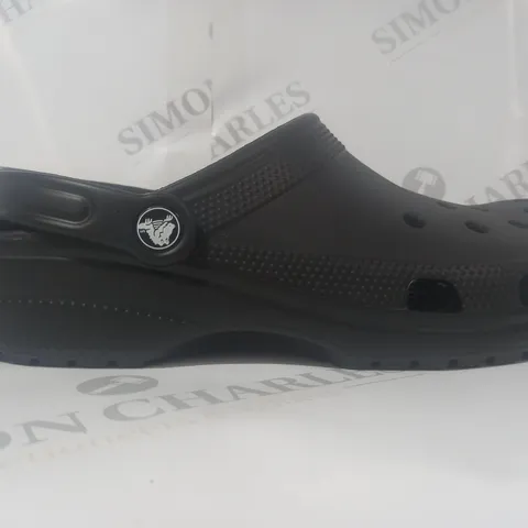 PAIR OF CROCS CLASSIC CLOGS IN BLACK UK SIZE M8/W9