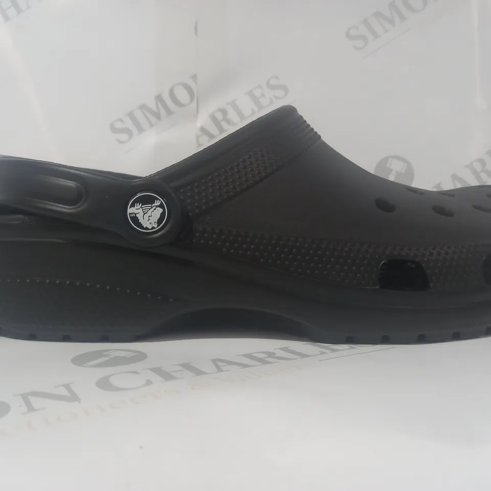 PAIR OF CROCS CLASSIC CLOGS IN BLACK UK SIZE M8/W9