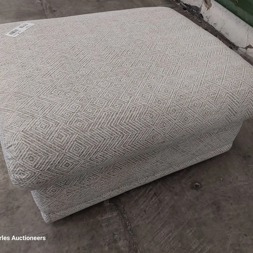QUALITY BRITISH DESIGNER G PLAN MALVERN D STORAGE FOOTSTOOL NEBULAR PEBBLE FABRIC 