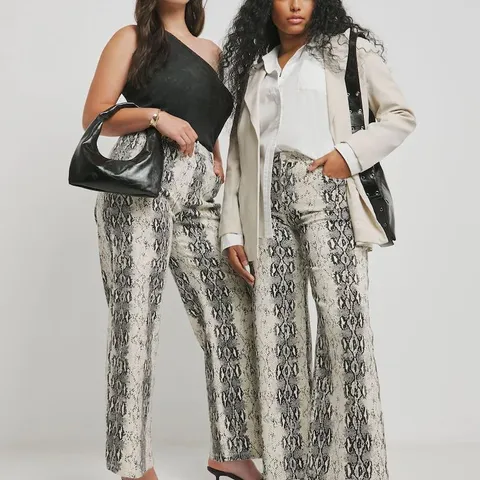 BOX CONTAINING APPROXIMATELY 12 SIMPLY BE OFF WHITE SNAKE PRINT WIDE LEG DENIM JEANS - SIZE 22R 