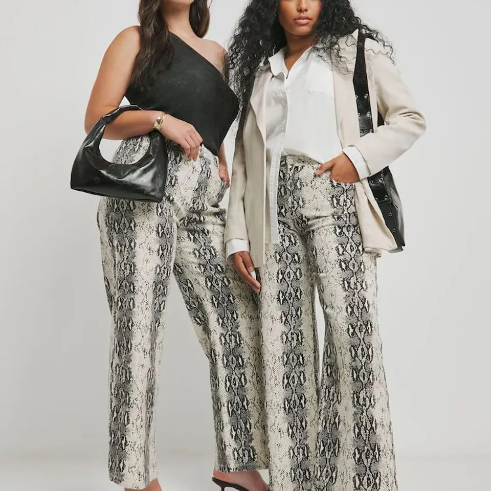 BOX CONTAINING APPROXIMATELY 12 SIMPLY BE OFF WHITE SNAKE PRINT WIDE LEG DENIM JEANS - SIZE 22R 
