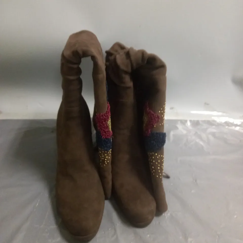 GUCINAR LADIES KNEE HIGH BOOTS WITH FLORAL DETAIL BROWN SIZE EU 39