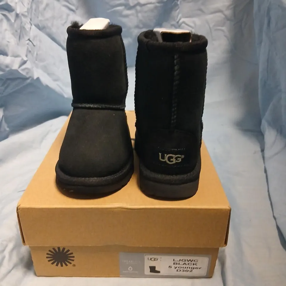 UGG KIDS' BLACK SHORT BOOTS – SHEARLING-LINED, UK 5 YOUNGSTER