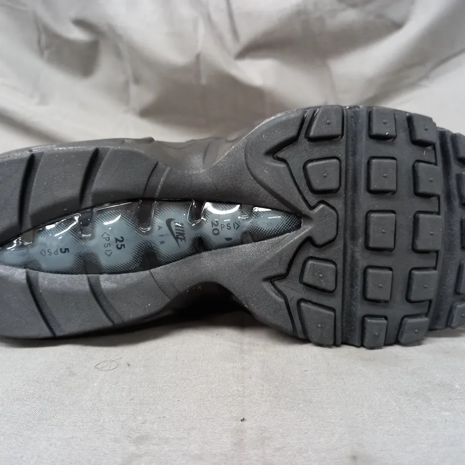 BOXED PAIR OF NIKE AIR MAX SHOES IN BLACK UK SIZE 6