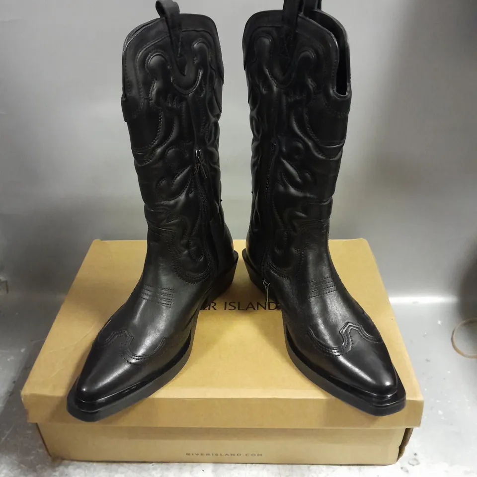 BOXED PAIR OF RIVER ISLAND HORACE BOOTS IN BLACK SIZE UK 6