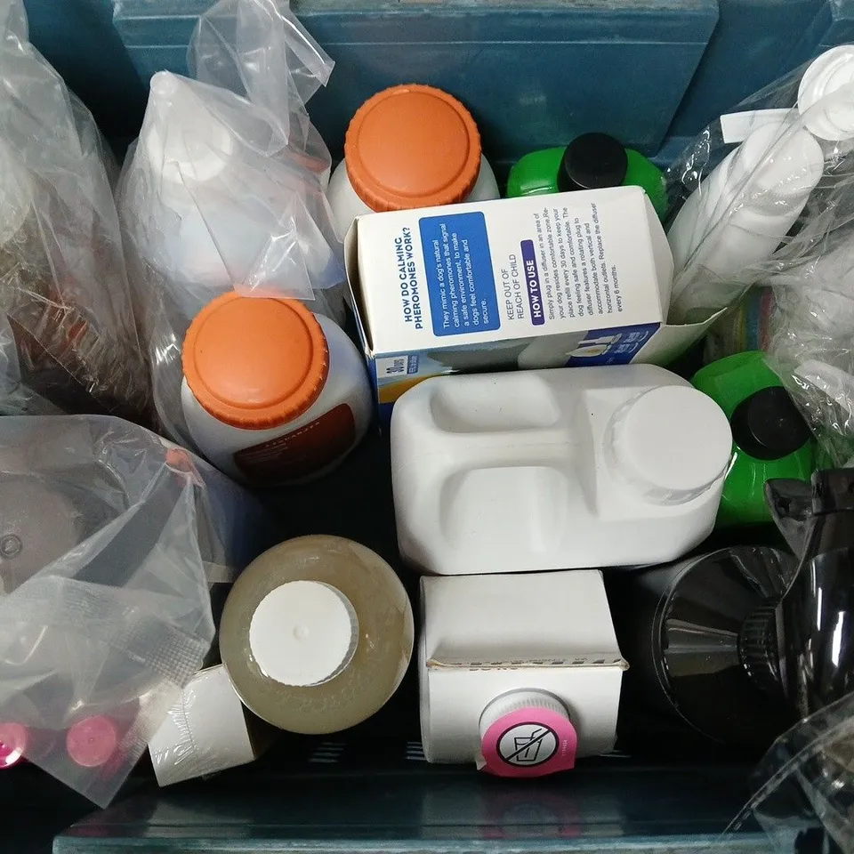 APPROXIMATELY 12 ASSORTED HOUSEHOLD LIQUID PRODUCTS TO INCLUDE WASHING UP LIQUID, PET SKIN SOOTHING SPRAY, DIGESTA DRAIN UNBLOCKER, ETC