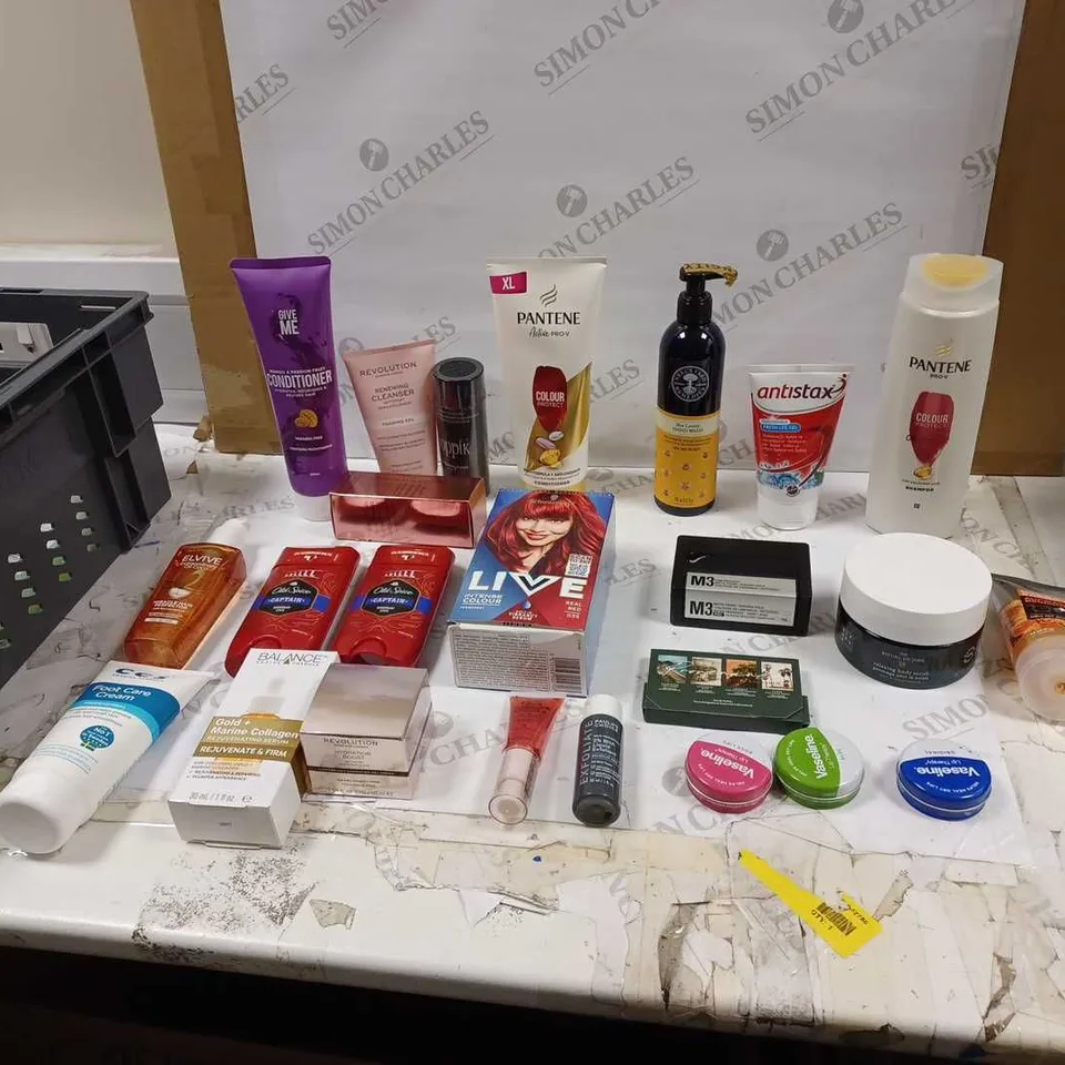 LOT OF APPROXIMATELY 20 HEALTH AND BEAUTY ITEMS TO INCLUDE PATRICKS M3 HAIR HOLD, SCHWARZKOPF REAL RED, AND OLD SPICE CAPTAIN ETC. 