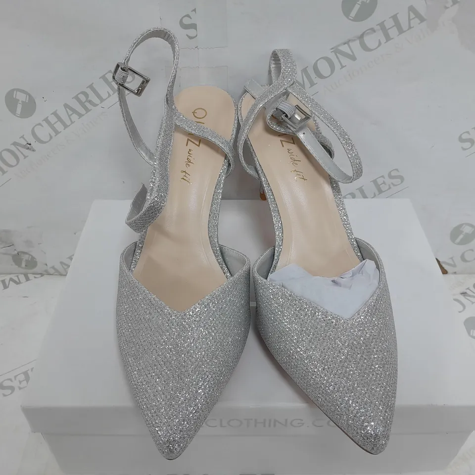 BOXED PAIR OF QUIZ POINTED TOE SHIMMER HEELS IN SILVER - SIZE 7