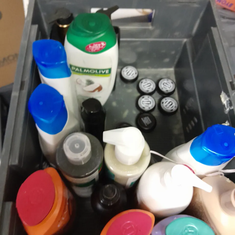 APPROXIMATELY 20 ASSORTED HEALTH & BEAUTY PRODUCTS TO INCLUDE ORAL-B MOUTHWASH, DOVE BODY WASH AND SOLTAN ONCE SUN SCREEN