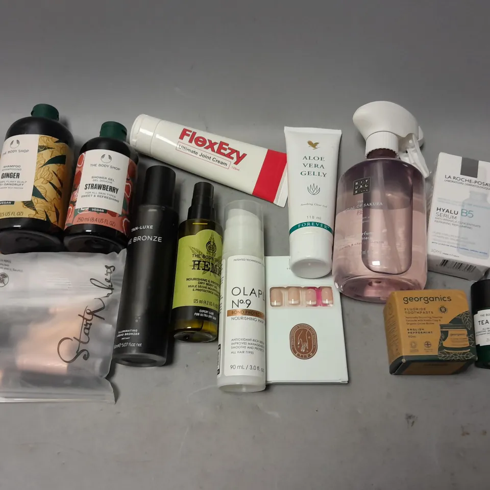 BOX OF APPROXIMATELY 15 COSMETIC ITEMS TO INCLUDE BODY SHOP SHOWER GEL, HEMP BODY OIL, AND GEOORGANIC TOOTHPASTE ETC. 