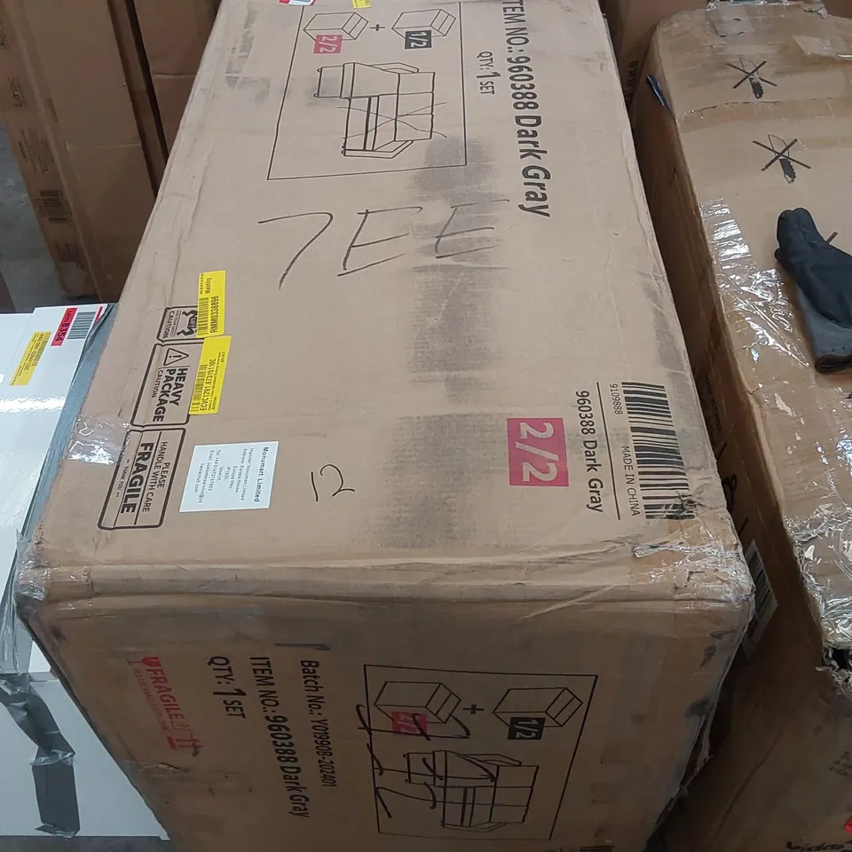 BOXED DAIZHA FABRIC UPHOLSTERED GREY CHAISE SOFA PIECE - INCOMPLETE, CHAISE PIECE ONLY (BOX 1 OF 2 ONLY)