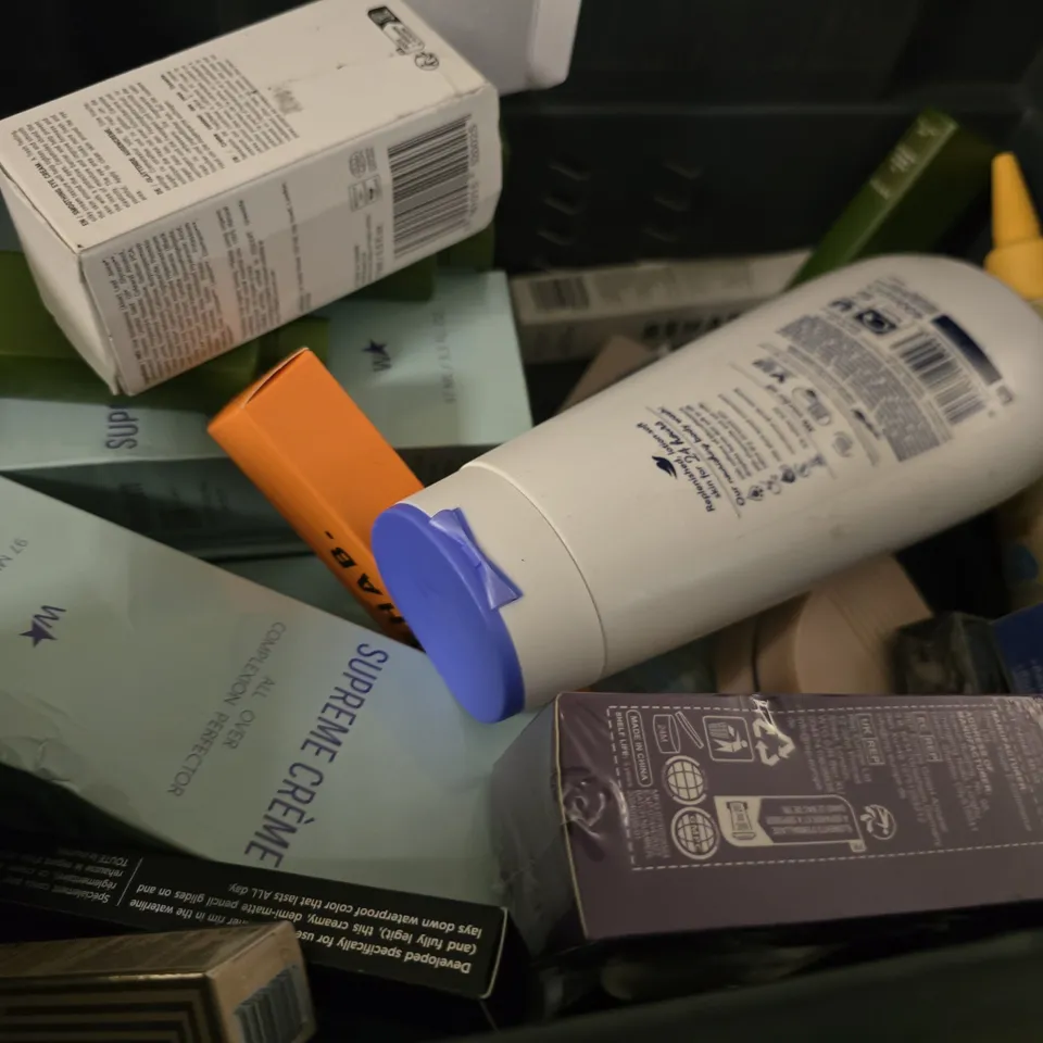 APPROXIMATELY 15 ASSORTED HEALTH & BEAUTY ITEMS TO INCLUDE - HEAD & SHOULDER , ALPECIN CAFFEINE SHAMPOO , ROSEMARY ESSENTIAL OIL ETC