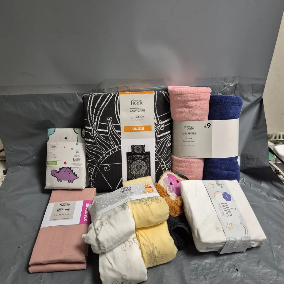 APPROXIMATELY 20 ASSORTED ITEMS TO INCLUDE BEACH TOWELS, BABY FITTED SHEETS, EASY CARE DUVET SET SINGLE, ETC