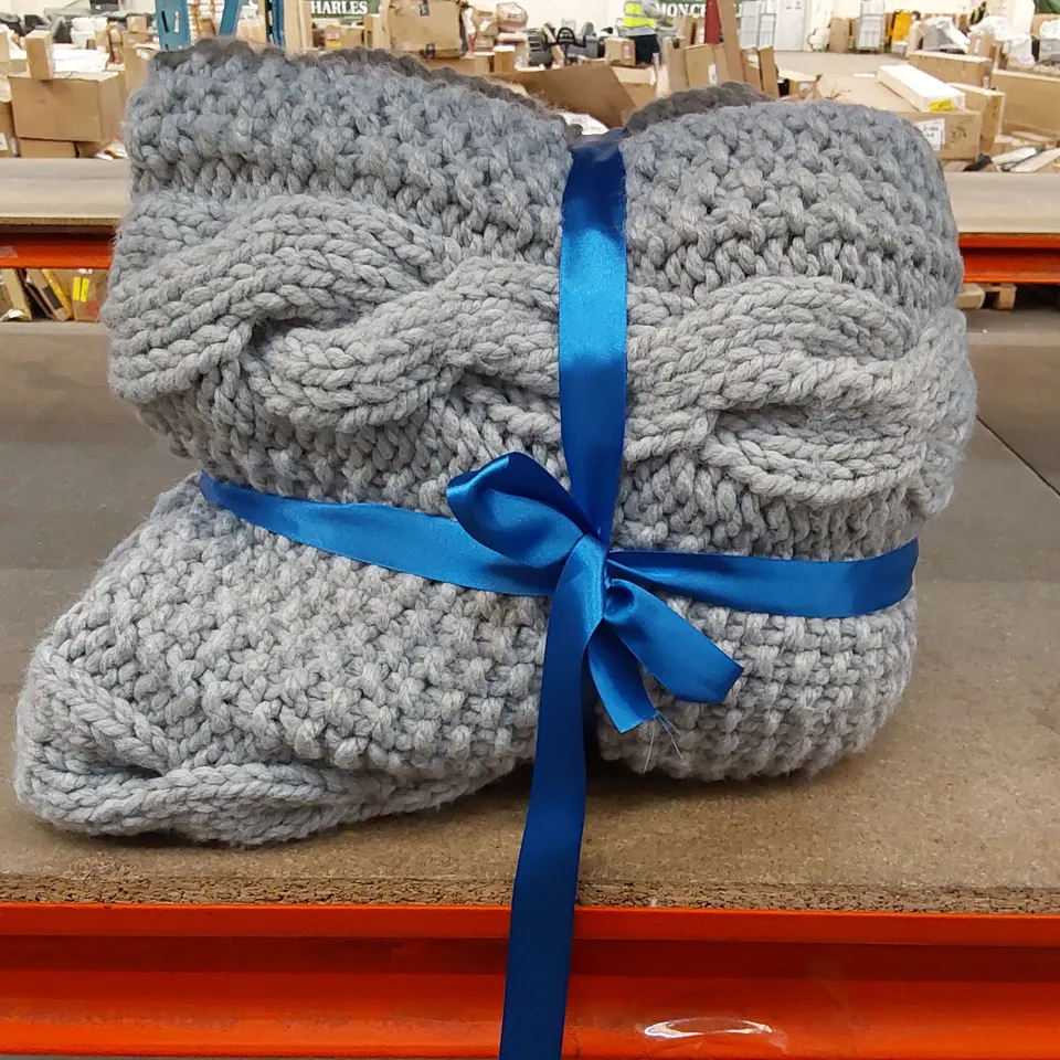 BOXED THROW BLANKET- GREY (1 BOX)