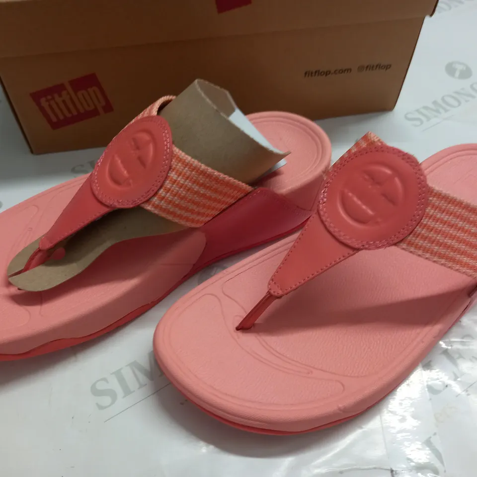 BOXED PAIR OF FITFLOP WALKSTAR FINESTRIP TOE-POST SANDALS IN SUNSHINE CORAL - UK 5