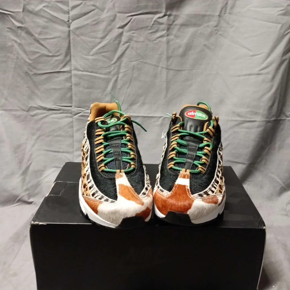 BOXED PAIR OF NIKE AIR MAX 95 DLX SNEAKERS – UK 7.5 (US 8.5) 