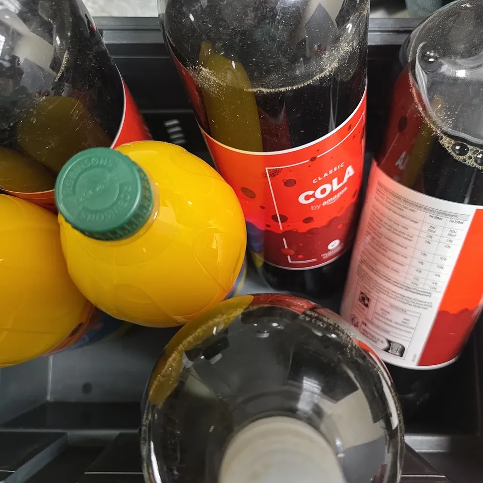 APPROXIMATELY 8 ASSORTED FOOD & DRINK ITEMS TO INCLUDE - COLA AMAZON , ROBINSONS ORANGE , LINDOR LINDT ETC