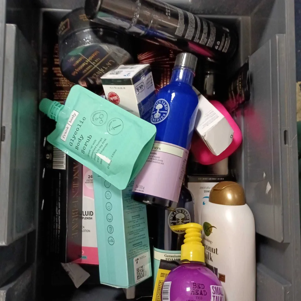 APPROXIMATELY 25 ASSORTED COSMETICS ITEMS TO INCLUDE BED HEAD SHAMPOO AND CONDITIONER, TED BAKER HANDWASH AND COSRX ALL IN ONE CREAM