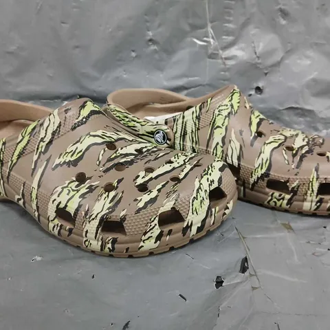 CROCS MEN'S CLASSIC CLOGS SIZE M11