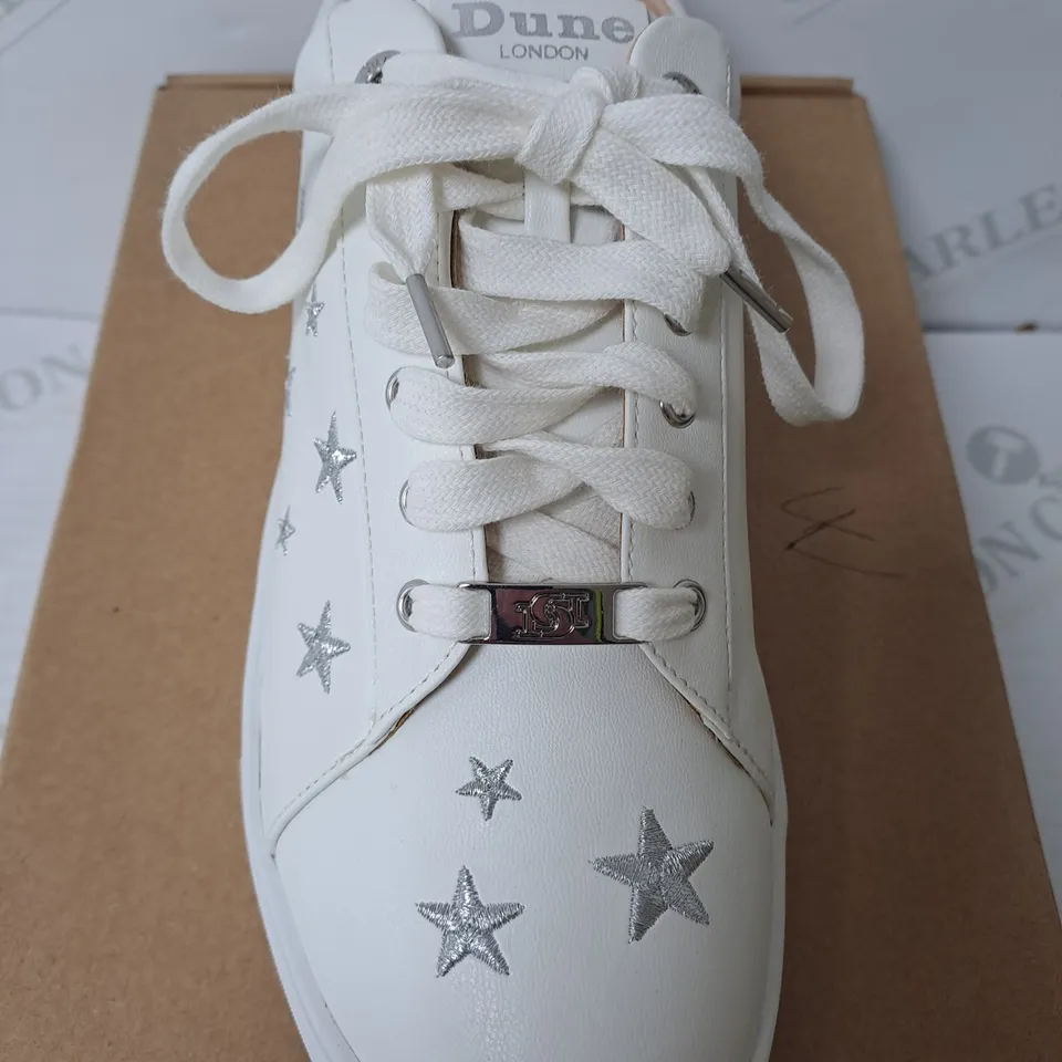 BOXED PAIR OF DUNE LONDON 081 ECLIPTI STAR EMBROIDERED SHOES IN WHITE SIZE 7