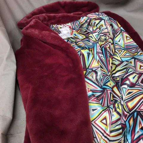 WOMEN'S BURGUNDY FAUX-FUR COAT WITH BRIGHT GEOMETRIC LINING HEU DE DIRI