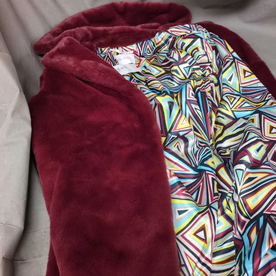 WOMEN'S BURGUNDY FAUX-FUR COAT WITH BRIGHT GEOMETRIC LINING HEU DE DIRI