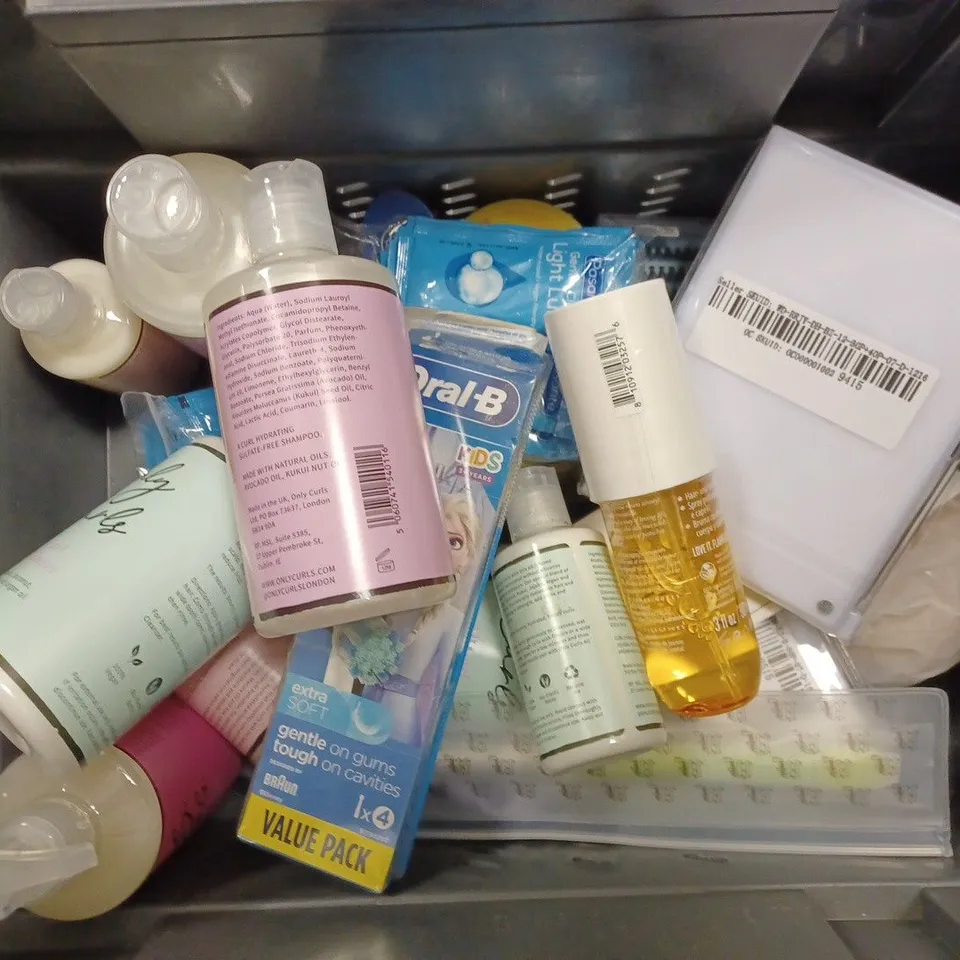 BOX OF APPROX 15 ASSORTED HEALTH AND BEAUTY ITEMS TO INCLUDE - ORAL B 4 TOOTHBURSH HEADS - ONLY CURLS ALL CURL CONDITIONER - BRAZILIAN CRUSH HAIR AND BODY MIST ECT 